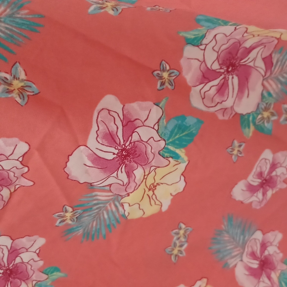 3/$9 Flower top - Picture 4 of 4